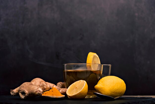 Água com infusão de limão e gengibre na mesa de madeira rústica