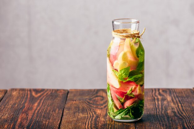 Água com infusão de pêssego e manjericão.