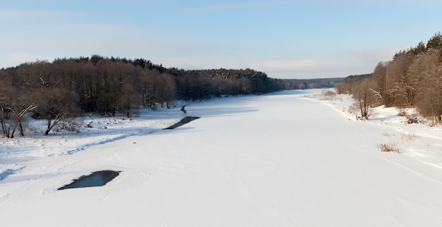 Agua congelada en el río durante las heladas, temporada de invierno con heladas