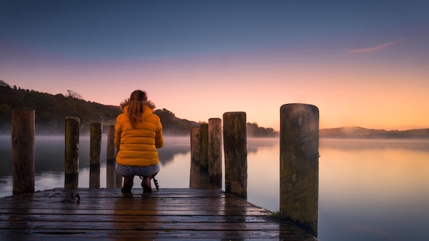 Foto agua de coniston al amanecer