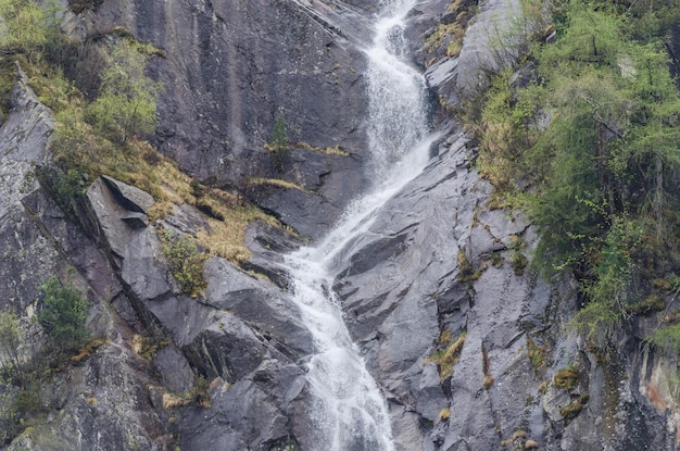 Agua corriendo sobre rocas