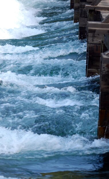 Foto agua corriente en el río