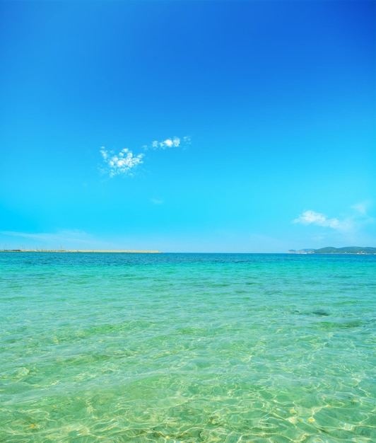 Agua cristalina en un día soleado en Alghero Italia