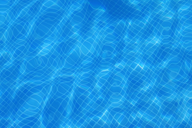 Foto água da piscina azul e fundo de azulejos