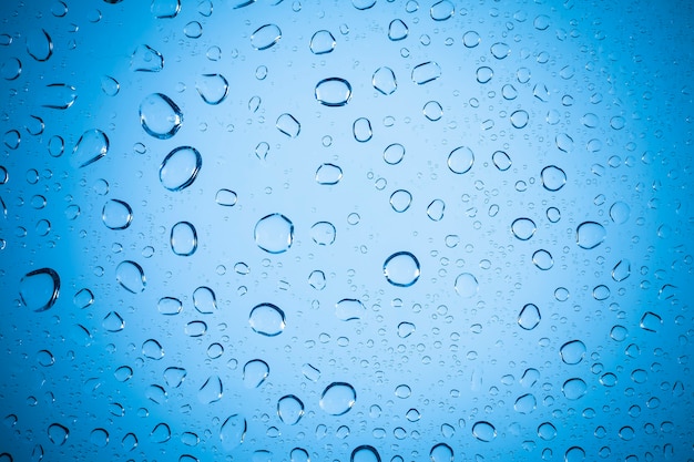 Água de bolha azul no fundo de vidro.