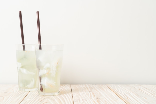 água de coco ou suco de coco em copo com cubo de gelo