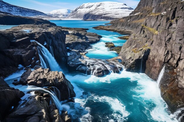 Foto Água de derretimento glacial caindo em cascata por penhascos rochosos