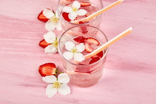 Água de desintoxicação de morango com flor de jasmim