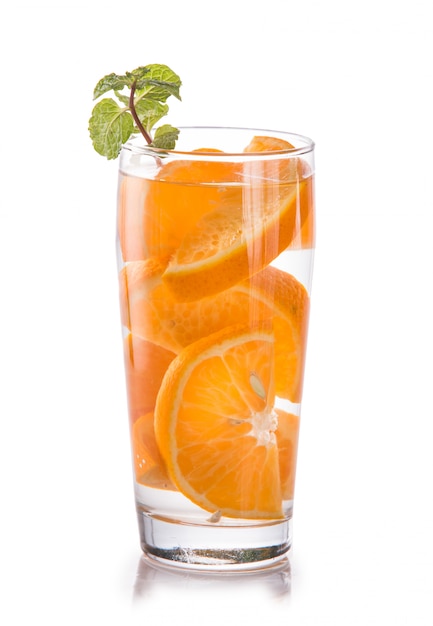 Água de frutas frescas com infusão de frutas cítricas. isolado sobre o branco