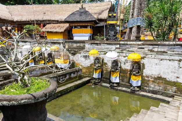 Água de nascente sagrada no templo de Goa Gajah