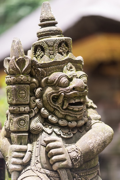 Água de nascente sagrada no templo pura tirtha empul em tampak, um dos templos mais importantes de bali, indonésia