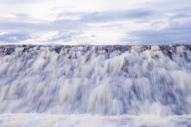 El agua desborda el depósito en la temporada de lluvias.