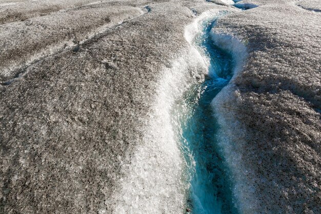 Agua de deshielo que fluye del glaciar athabasca