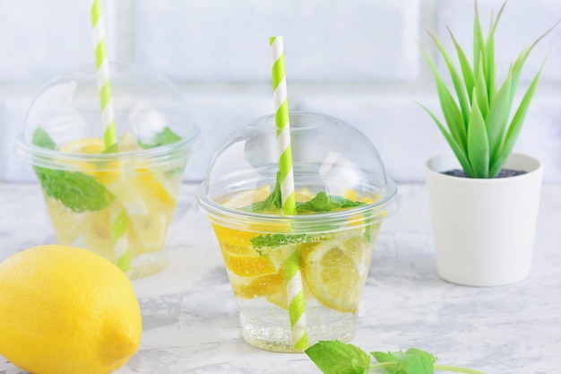 Foto agua de desintoxicación fría con rodaja de limón y hoja de menta