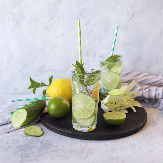 Agua de desintoxicación de hojas de menta cítrica y rodajas de pepino en vasos bebidas saludables