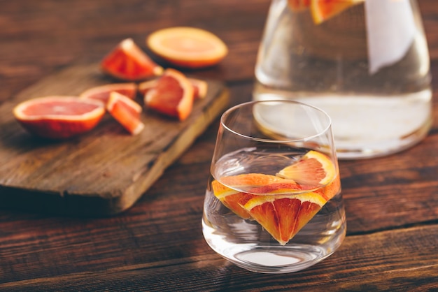 Agua de desintoxicación con naranjas sanguinas en vaso