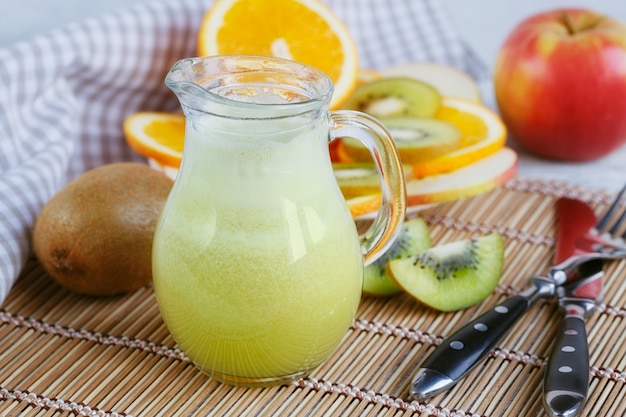 Agua de desintoxicación saludable con sabor a fruta