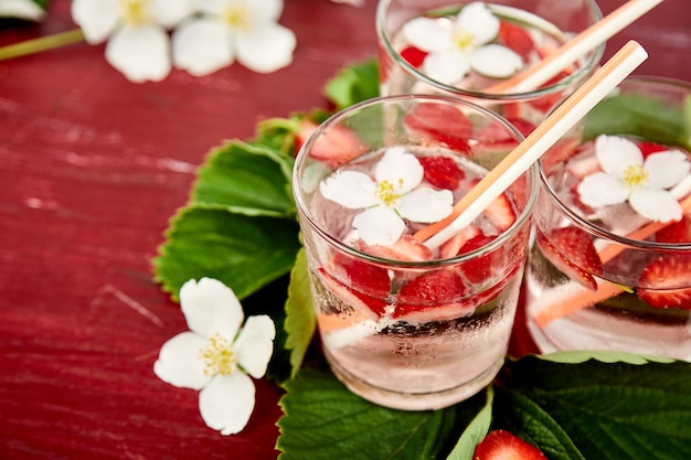 Água detox de morango com flor de jasmim.