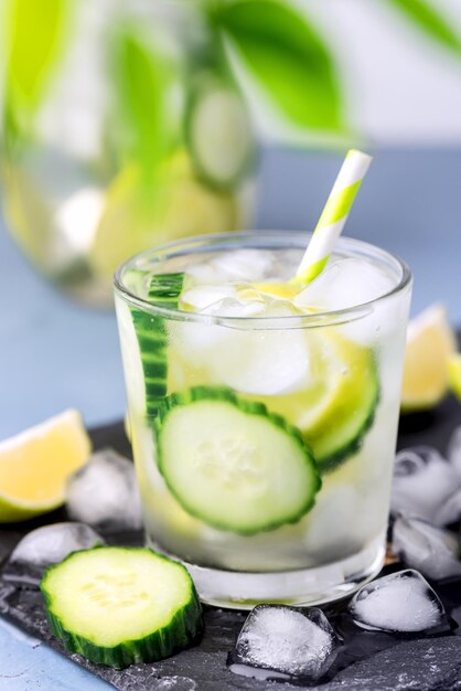 Agua Detox Infusionada Fría y Refrescante con Lima y Pepino en Vaso con Cubito de Hielo