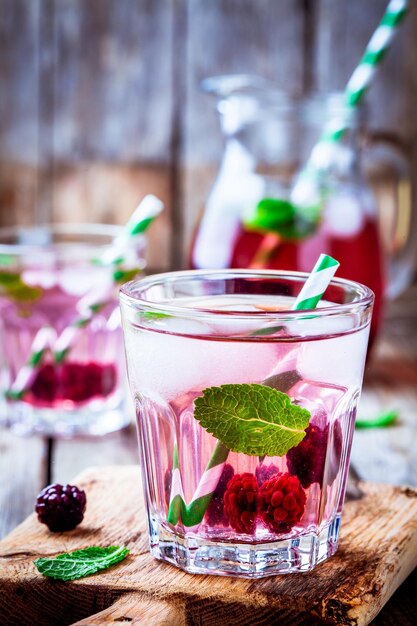 Agua detox con mora y menta en un vaso