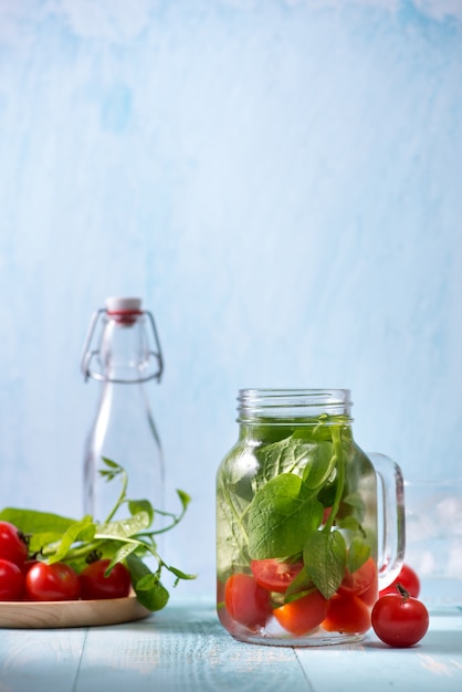 Agua detox con verduras y frutas. Dieta alimentación saludable y adelgazamiento.