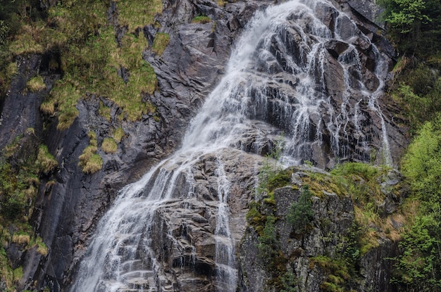 Água distribuída na cachoeira