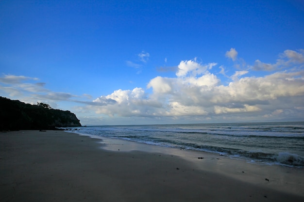 Água do mar, montanhas e céu azul