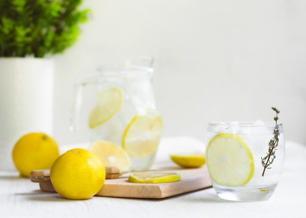 Água doce limonada doce; faca, madeira e algumas plantas