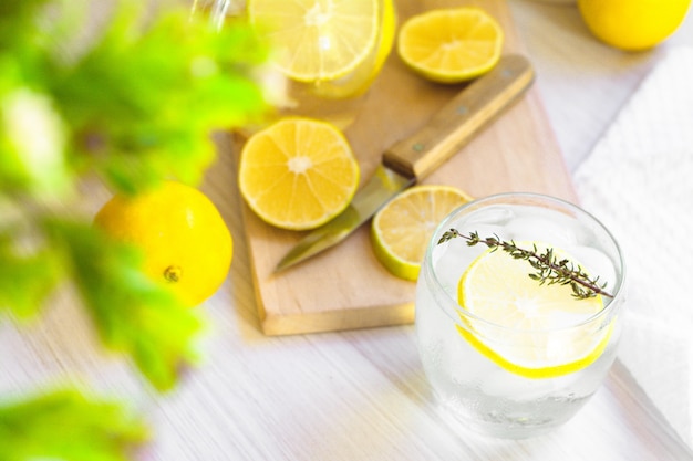 Água doce limonada doce; faca, madeira e algumas plantas