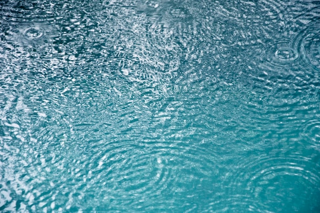 Foto agua dulce clara azul en el fondo del masaje del spa del jacuzzi