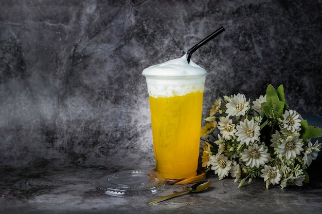 El agua dulce se colorea en un vaso de plástico