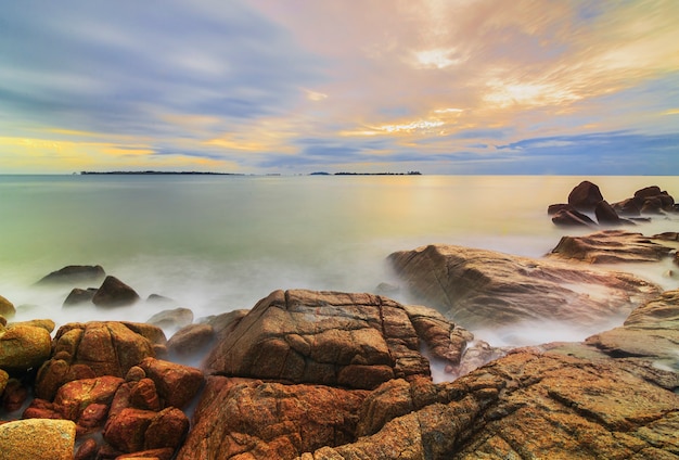 Foto Água em câmera lenta na praia na ilha de bintan