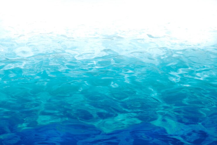 Foto água em uma piscina com ondas ligeiramente móveis e reflexos do gradiente solar de azul para branco