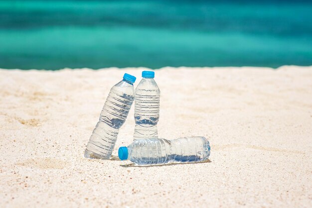 Agua embotellada en un día caluroso en la playa