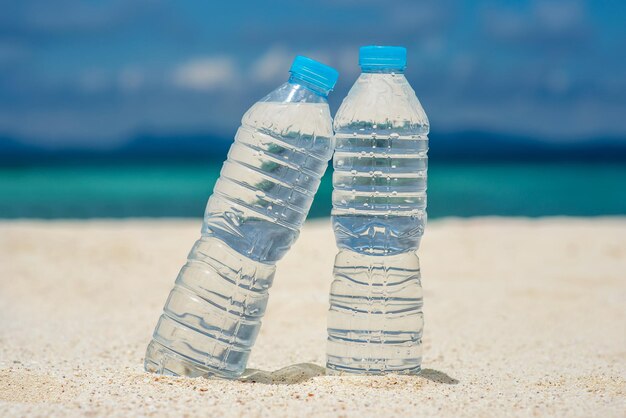 Agua embotellada en un día caluroso en la playa