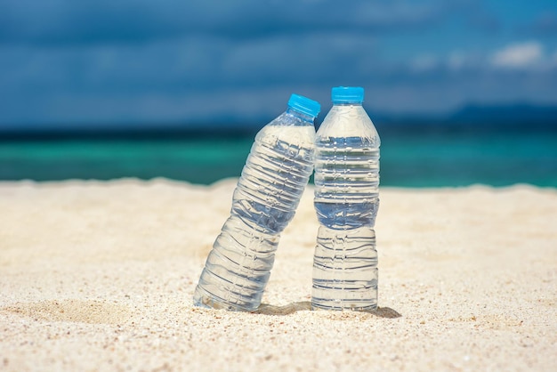 Agua embotellada en un día caluroso en la playa