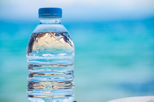 Agua embotellada en un día caluroso en la playa.