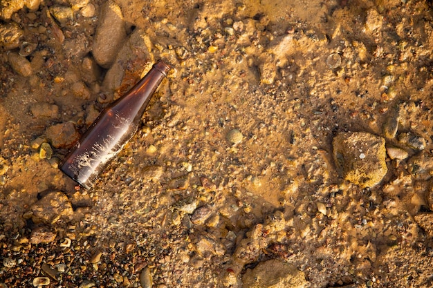 Foto Água engarrafada lavada por detritos marinhos de água do mar