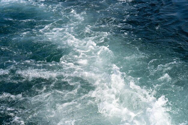 El agua es azul y blanca con muchas olas.