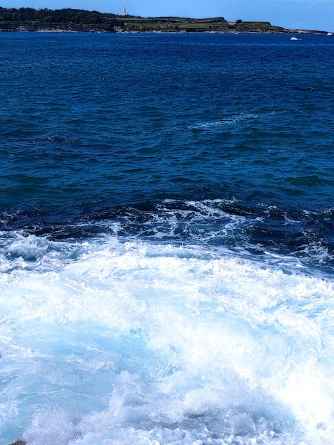 Foto el agua es azul y blanca.