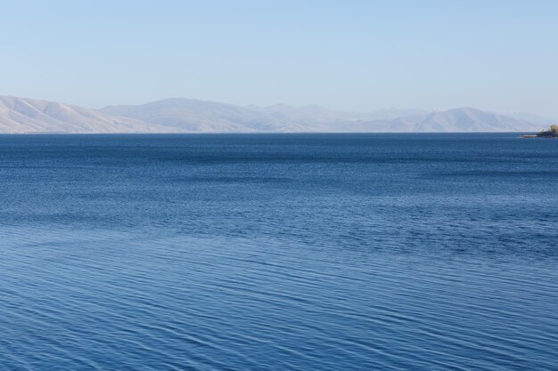 El agua es de color azul.