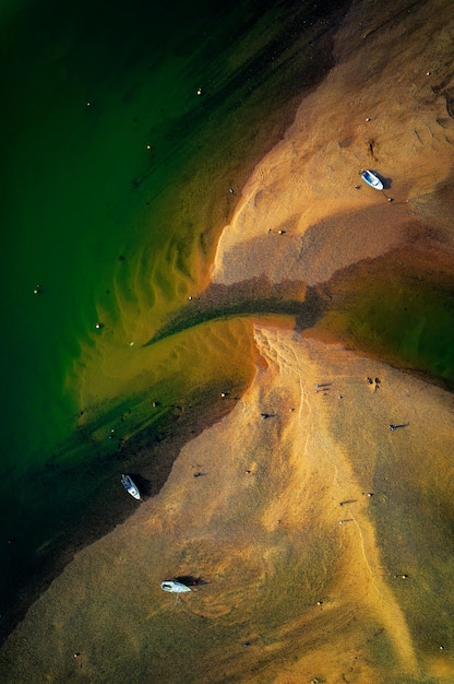 El agua es verde y el agua es verde.