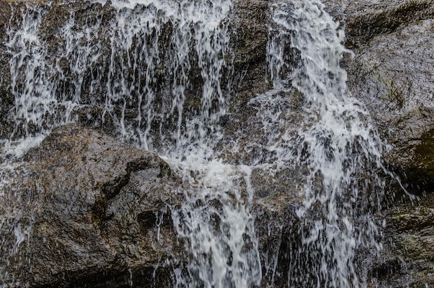 El agua se escurre por la roca