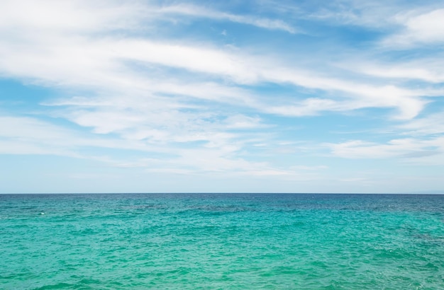 Agua esmeralda bajo un cielo nublado