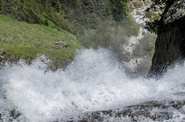 Agua espumosa de cascada