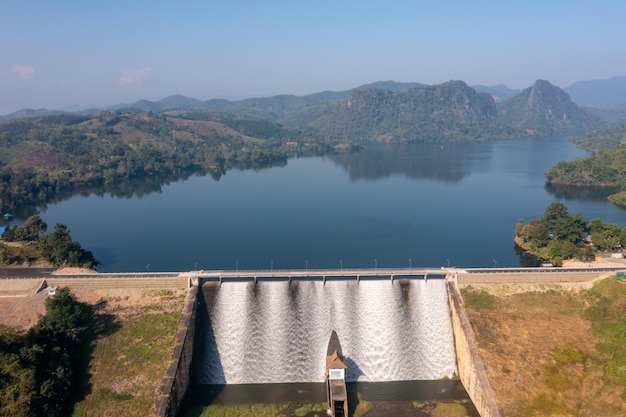 Foto Água fluindo da barragem vista aérea da paisagem