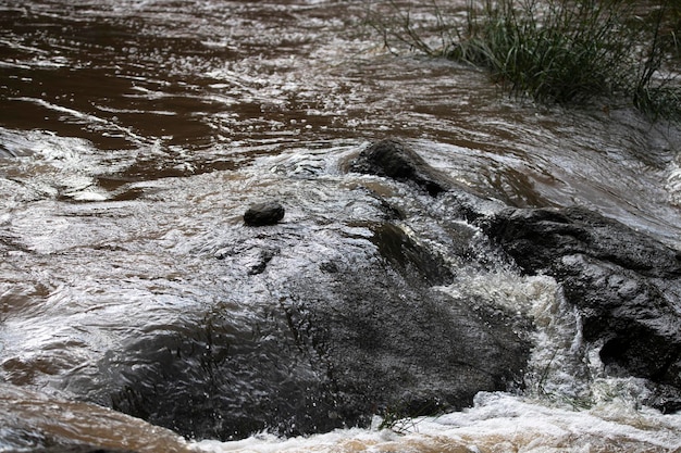 Água fluindo sobre rochas em um rio