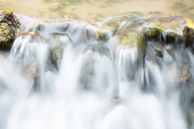 El agua fluye hacia abajo