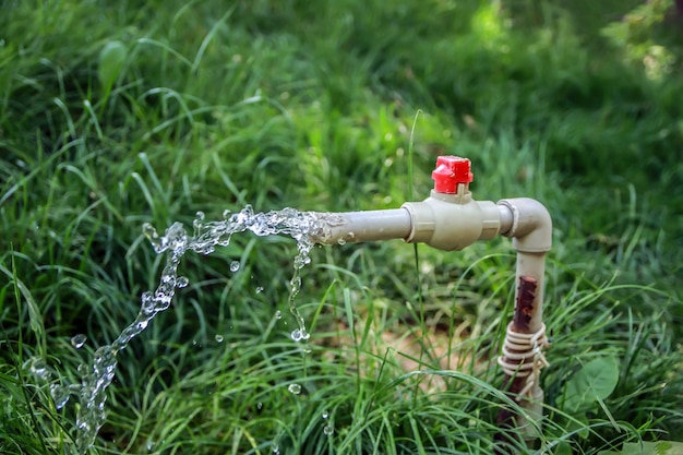 El agua fluye de un grifo viejo