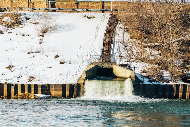 El agua fluye en la nieve durante el invierno